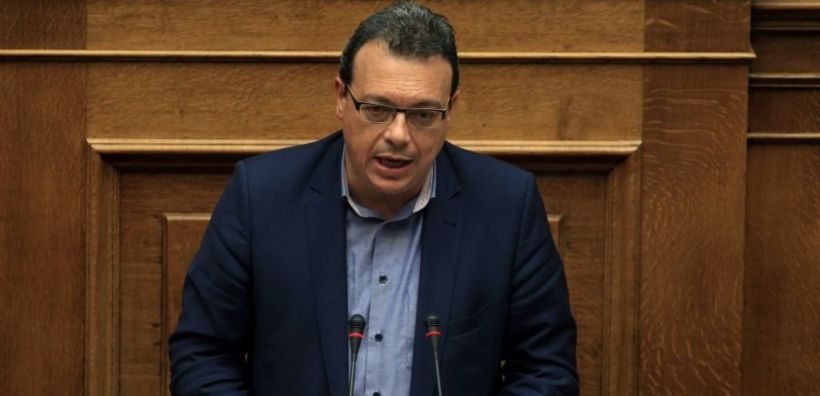 Φάμελλος: "Χατζηδάκης-gate" στο περιβάλλον - Ξεπληρώνει γραμμάτια μέσω των διατάξεων για ΑΔΜΗΕ και ΕΛΑΠΕ