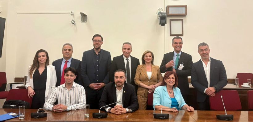 Συζήτηση για τις ΑΠΕ και την αποθήκευση, στην Επιτροπή Περιβάλλοντος της Βουλής - Οι προτεραιότητες του ΥΠΕΝ και οι θέσεις των φορέων 