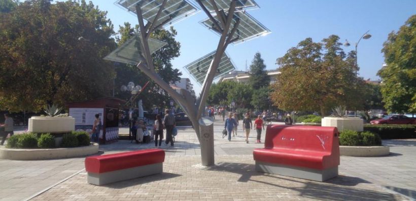 Τοποθετήθηκε τελικά στα Τρίκαλα το φωτοβολταϊκό δέντρο