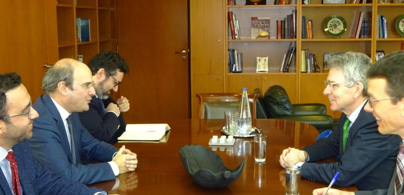 Ρητή στήριξη από Χατζηδάκη και Πάιατ στο FSRU Αλεξανδρούπολης εν μέσω market test - ΥΠΕΝ: Βασική προτεραιότητα της κυβέρνησης