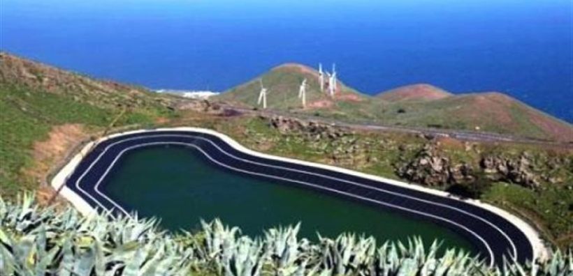 Αύριο εγκαινιάζεται το υβριδικό-"μπαταρία" της ΔΕΗ στην Ικαρία που χρησιμοποιεί τον άνεμο και το νερό