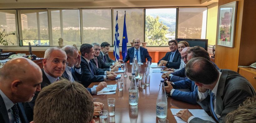 Για την απελευθέρωση της αγοράς, τις αδειοδοτήσεις και τη χρήση γης συζήτησε ο Χατζηδάκης με ΣΕΒ