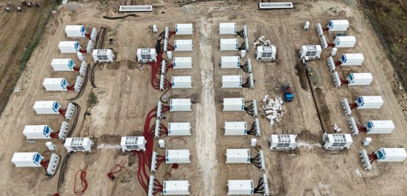 Faria Renewables: Ολοκλήρωσε την εγκατάσταση μπαταριών 49,9 MW στην Ελασσόνα