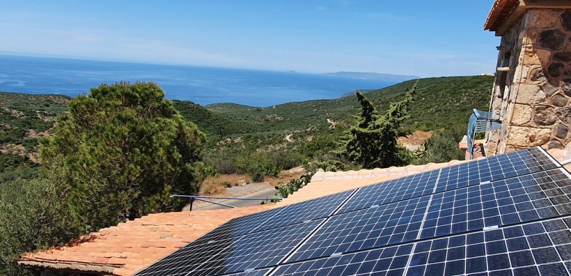 «Παράθυρο» για αυτοκατανάλωση με ΑΠΕ σε νησιά και κορεσμένες περιοχές ανοίγει το χωροταξικό για τον τουρισμό 