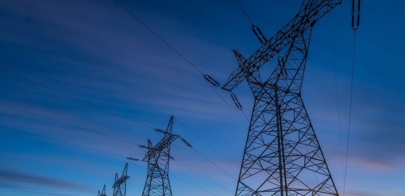 Παράταση έως τον Σεπτέμβριο από το ΥΠΕΝ στα έκτακτα μέτρα για χονδρική ρεύματος και ρήτρα αναπροσαρμογής – Υπογράφεται η Υπουργική Απόφαση 