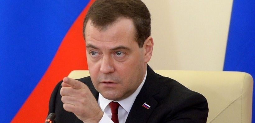 Μεντβέντεφ: Αν εφαρμοστεί η πρόταση της Ιαπωνίας για το πλαφόν το πετρέλαιο μπορεί να ξεπεράσει τα 300-400 δολάρια