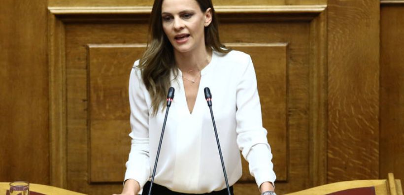 Αχτσιόγλου: Κατά συρροή ψευδή επιχειρήματα από τον κ. Χατζηδάκη για την ΔΕΗ