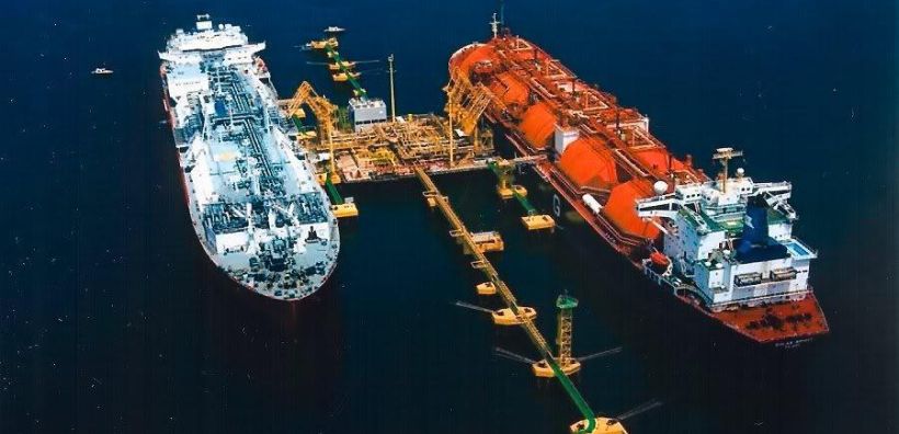 Επιμένουν οι Νορβηγοί της Hoegh στην πρόταση για άμεση προσωρινή εγκατάσταση δικού τους FSRU στο Βασιλικό