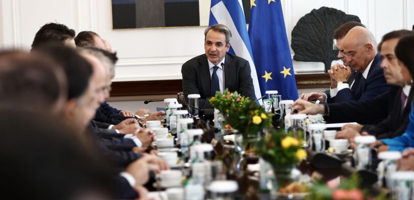 Παρουσιάζεται σήμερα στο Υπουργικό το Νομοσχέδιο για επιτάχυνση της αδειοδότησης ΑΠΕ και ηλεκτρικών δικτύων – Η Οδηγία RED III, οι «Περιοχές Επιτάχυνσης και η «Υπηρεσία μιας Στάσης»