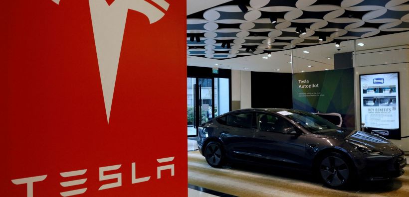 Πτώση 6,62% στη μετοχή της Tesla μετά τη νέα "σύγκρουση" του Μασκ με τον Τραμπ