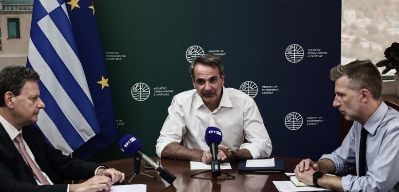 Επίσκεψη Μητσοτάκη στο ΥΠΕΝ: «Η χώρα πρωταγωνίστρια στην πράσινη μετάβαση - Μέριμνά μας η στήριξη της αγοράς και των ευάλωτων»
