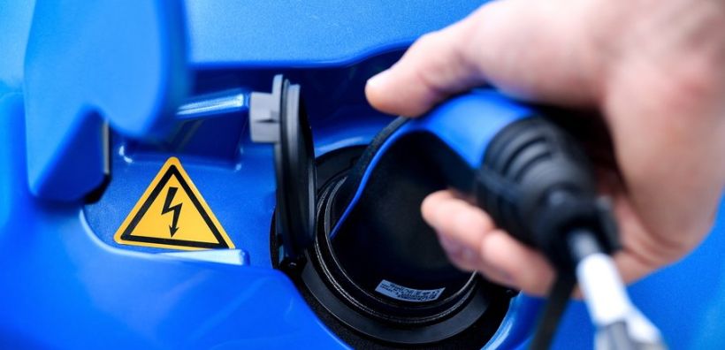 Χαμηλός ο ρυθμός ανάπτυξης των σημείων φόρτισης των ηλεκτρικών αυτοκινήτων