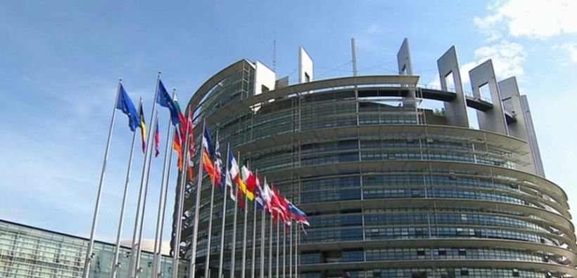 Κομισιόν: Καθυστερεί η Ελλάδα στην πορεία προς το target model - Τι λέει για ΔΕΗ, τιμολόγια, ΑΠΕ και ΡΑΕ