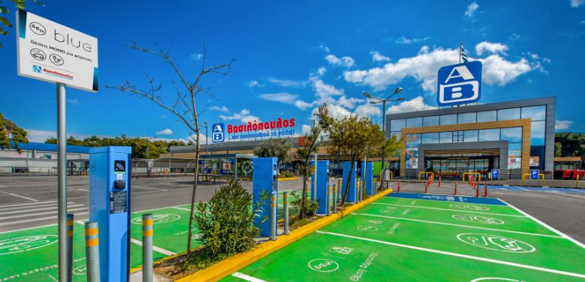 ΑΒ Βασιλόπουλος: 770 σημεία φόρτισης ΔΕΗ Blue και 11 Φ/Β σε καταστήματα