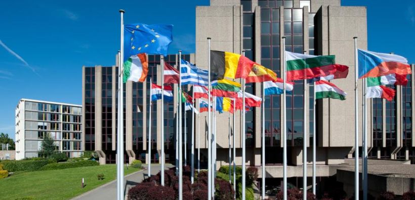 Ευρωπαϊκό Ελεγκτικό Συνέδριο: Τα εμπόδια για την ανάπτυξη των ΑΠΕ στην Ελλάδα – Γραφειοκρατία και λειψές επενδύσεις στα δίκτυα