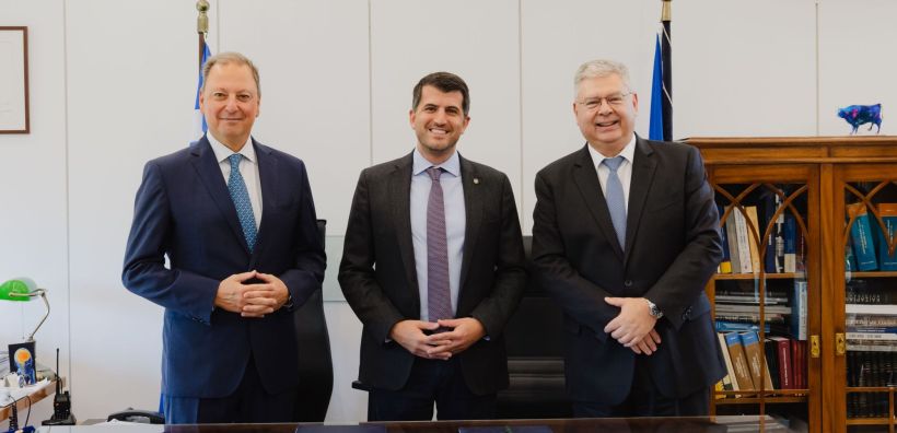HELLENiQ ENERGY: Δωρεά 3 Πυροσβεστικών Οχημάτων στον Σύνδεσμο Δήμων για την Προστασία και Ανάπλαση του Πεντελικού