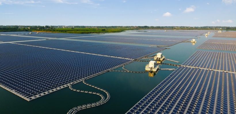ΥΠΕΝ: Με 159 ευρώ/MWh θα αμοίβονται τα πλωτά φωτοβολταϊκά στη θάλασσα