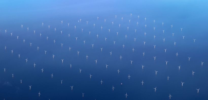 Η κρίση στο Ορμούζ φέρνει «μαύρα σύννεφα» για τον τομέα των offshore αιολικών στην Ευρώπη – Τι προκρίνει ο κλάδος
