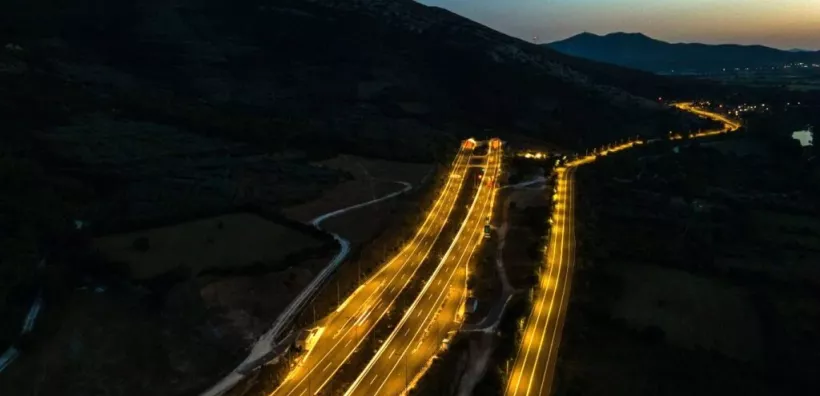 Φωτισμός LED σε όλο το μήκος του Αυτοκινητόδρομου Αιγαίου – Μειώνεται κατά 67% η κατανάλωση της εταιρείας 