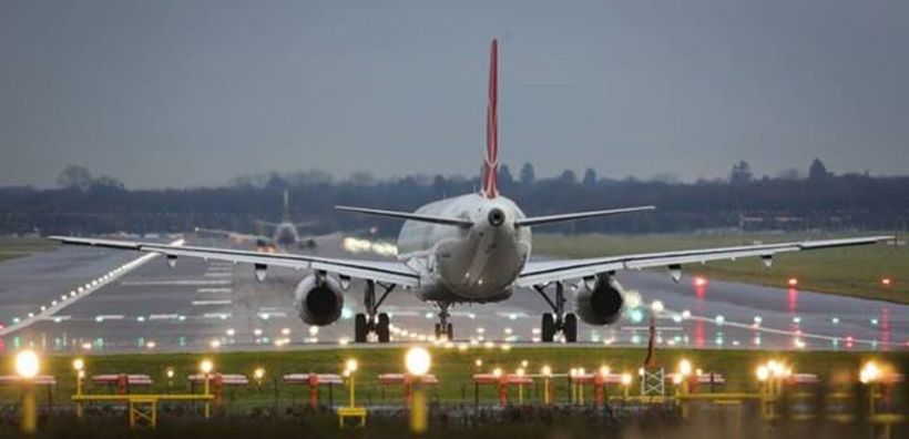 Τα σκαμπανεβάσματα στο πετρέλαιο οδηγούν την United Airlines να θέσει στόχο μείωσης των εκπομπών κατά 50%