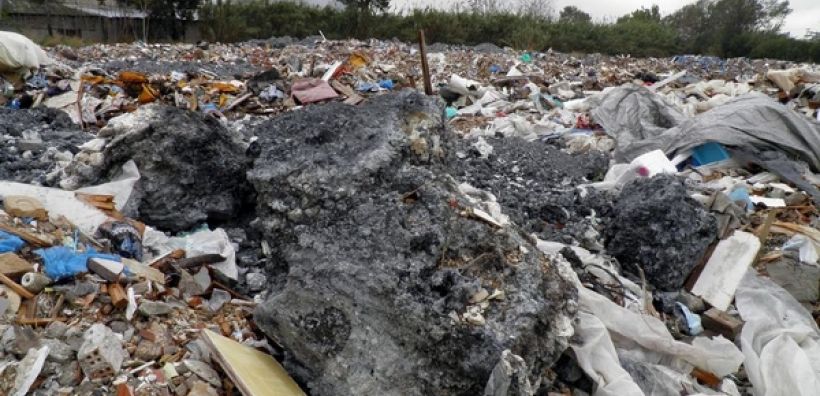Συλλήψεις για ρίψη επικίνδυνων αποβλήτων σε οικόπεδο στο Βοτανικό