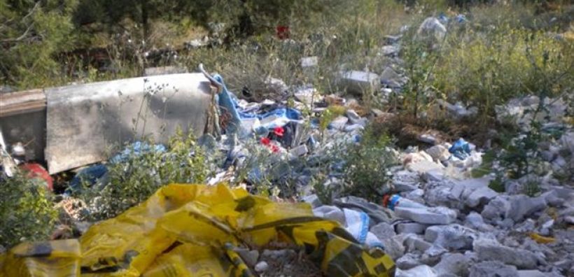 Παράνομη χωματερή μέσα στο δάσος της Φολόης στην Ηλεία