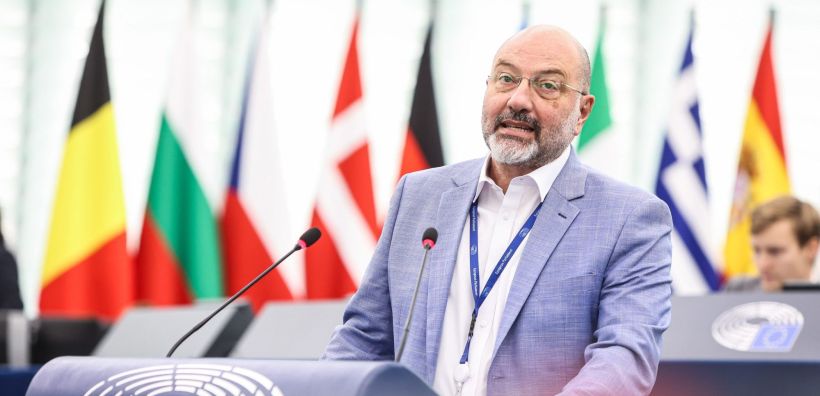 Αρναούτογλου προς Κομισιόν: Οι συνεπείς πολίτες πληρώνουν τις ρευματοκλοπές και η κυβέρνηση σιωπά