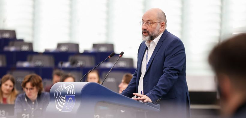 Σ. Αρναούτογλου προς Κομισιόν: Η Ευρώπη τρέχει με πράσινο υδρογόνο – η Ελλάδα μένει χωρίς καύσιμο του μέλλοντος