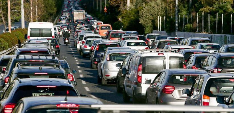 Βενζινοκίνητα οχήματα και SUV κάθε μεγέθους προτιμούν οι Έλληνες