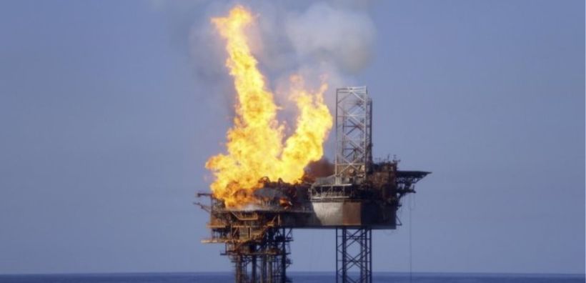 Μαίνεται η πυρκαγιά στη ρωσική πλατφόρμα πετρελαίου που επλήγη στη Μαύρη Θάλασσα