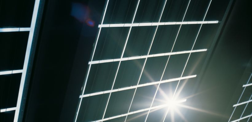Μαύρα φωτοβολταϊκά για μεγαλύτερες αποδόσεις