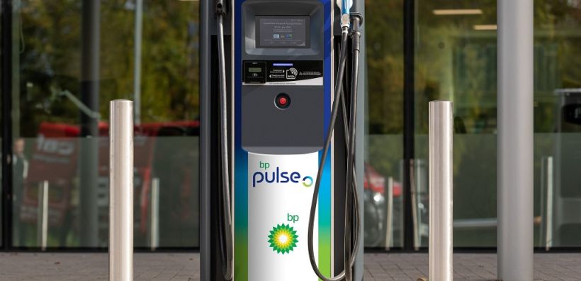 BP: Άνοιξε το μεγαλύτερο κόμβο φόρτισης ηλεκτρικών οχημάτων στη Βρετανία