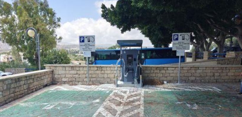 Κύπρος: Έντεκα σταθμούς ταχείας επαναφόρτισης ηλεκτρικών οχημάτων εγκατέστησε το Υπ. Μεταφορών