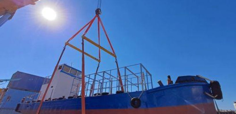 Φορτηγίδα στο λιμάνι Λεμεσού για παροχή πράσινης ηλεκτρικής ενέργειας σε πλοία