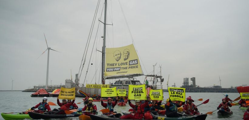 H δράση της Greenpeace στο Βέλγιο έκανε δύο τάνκερ μεταφοράς υγροποιημένου αερίου να αλλάξουν πορεία