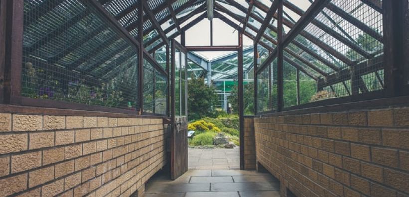Η πράσινη ανάπτυξη μέσω των θερμοκηπίων ΜED Greenhouses