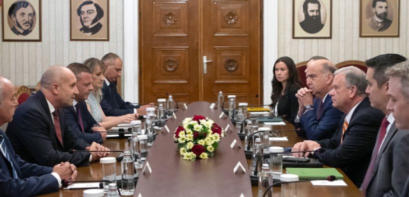 Ο Βούλγαρος Πρόεδρος συνανατήθηκε με τον Επίτροπο Ρύθμισης Πυρηνικής Ενέργειας των ΗΠΑ