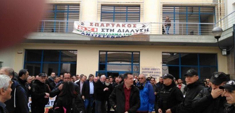 «Θερμή» υποδοχή στην Κοζάνη από εργαζόμενους της ΔΕΗ στον Σταθάκη