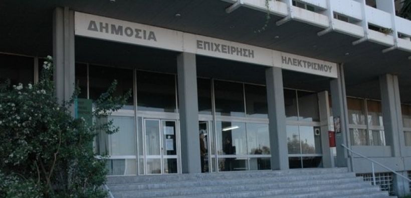 Πάτρα: Γίνεται της… ουράς καθημερινά, έξω από το κτίριο της ΔΕΗ!