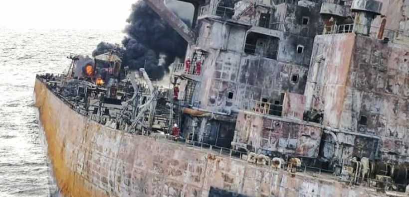 Δύο πετρελαιοκηλίδες στην επιφάνεια της θάλασσας μετά το ναυάγιο ιρανικού δεξαμενόπλοιου