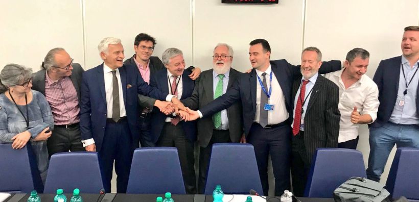 Μετά από ολονύκτια διαπραγμάτευση η Ε.Ε. συμφώνησε για στόχο ΑΠΕ 32% ως το 2030