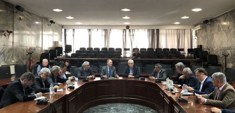 Με τους δημάρχους συναντήθηκε ο Σταθάκης στη Λάρισα για τις ενεργειακές κοινότητες