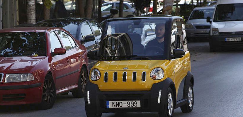 Ecocar: Kυκλοφορεί με 1 ευρώ/100 χλμ και φορτίζει στην πρίζα του σπιτιού