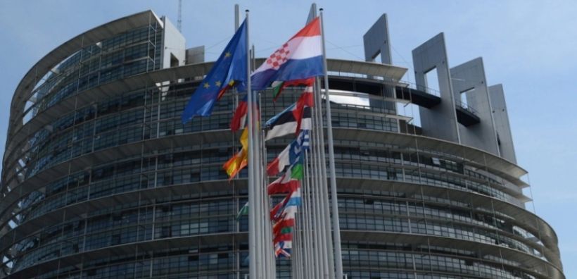 Δεσμευτικό στόχο 35% για τις ΑΠΕ μέχρι το 2030 υπερψήφισε το Ευρωκοινοβούλιο