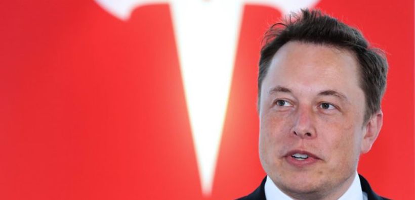 Η Tesla κόβει μισθούς και βγάζει σε άδεια εργαζομένους και... ο Μασκ εισπράττει 700 εκατ. δολάρια