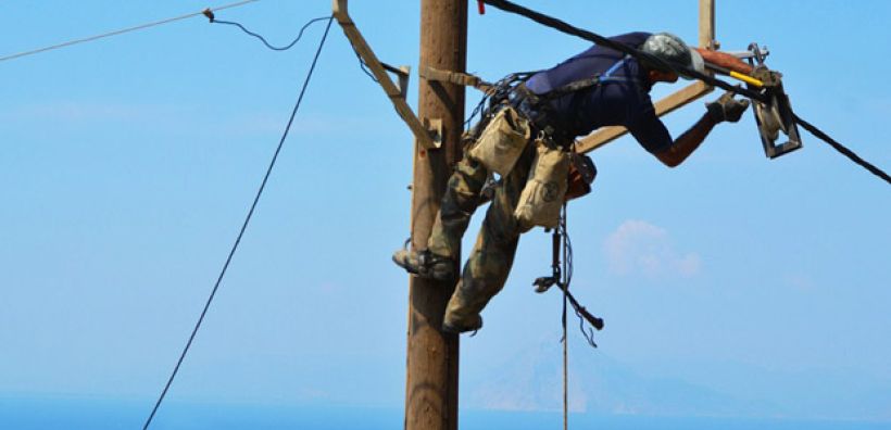 Με ελικόπτερο μεταφέρθηκαν εναερίτες για αποκατάσταση βλαβών στο δίκτυο του ΔΕΔΔΗΕ στα Χανιά