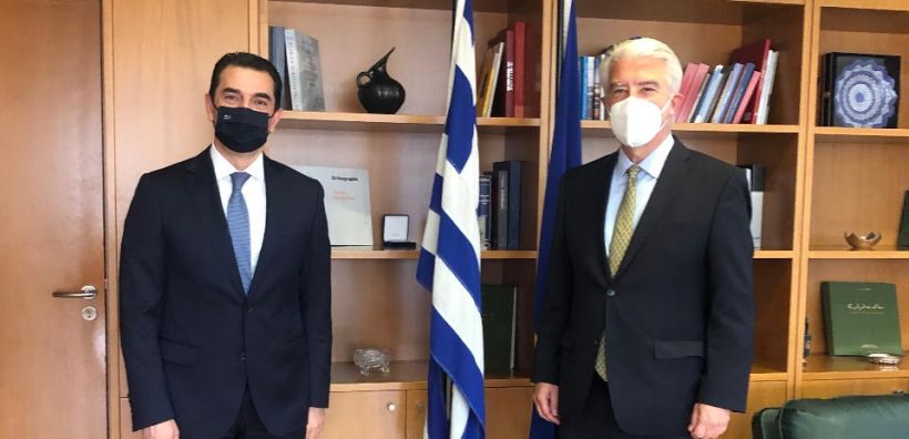 Για τις γερμανικές επενδύσεις στις ΑΠΕ, τη συμφωνία ΔΕΗ-RWE και την απολιγνιτοποίηση συζήτησε ο Σκρέκας με το Γερμανό πρέσβη