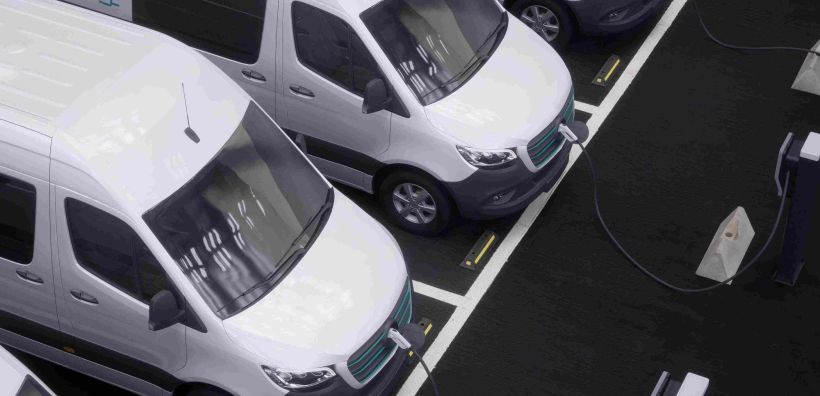 Έκθεση EY–Eurelectric: Η ηλεκτροκίνηση των εταιρικών στόλων στην Ευρώπη μπορεί να εξοικονομήσει σχεδόν 250 δισ. ευρώ, αν αντιμετωπιστούν τα εμπόδια του οικοσυστήματος