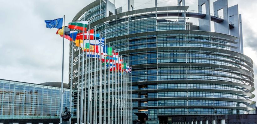 Ευρωκοινοβούλιο: Ενέκρινε νέους κανόνες για αύξηση των σταθμών φόρτισης αυτοκινήτων και καθαρότερα καύσιμα πλοίων