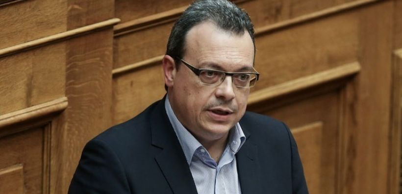 Για ανυπαρξία μέτρων υπεράσπισης της πρόσβασης σε νερό και ρεύμα καταγγέλλει την κυβέρνηση ο Σ. Φάμελλος